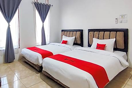 RedDoorz Syariah Near RSUP Dr. M. Djamil Padang