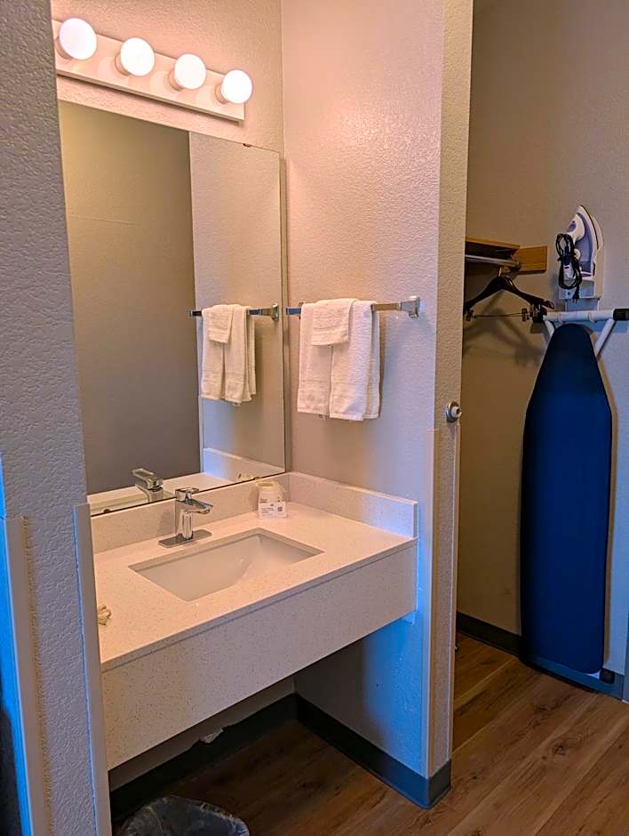 Days Inn & Suites by Wyndham Castle Rock