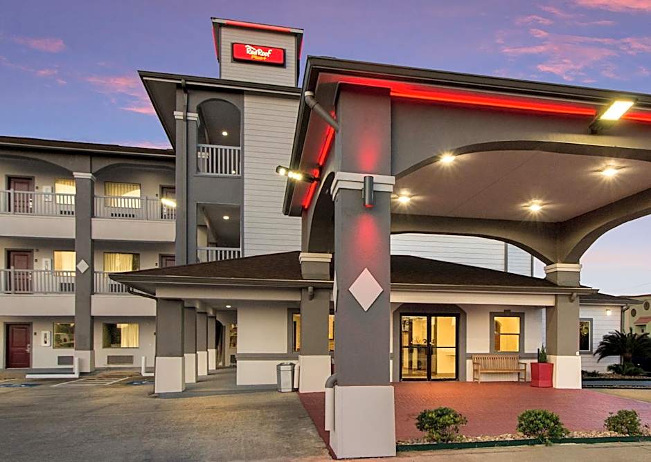 Red Roof PLUS+ Galveston - Beachfront