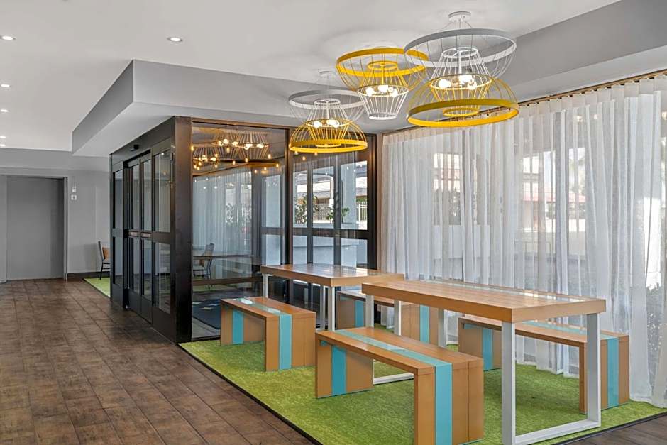 Spark by Hilton Bakersfield Central