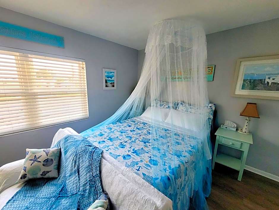 Searenity, Waterside studio in the heart of Treasure Island, walk to beach