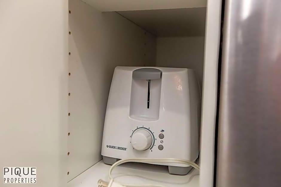 NEW, Mountain Chic Suite, Whyte Avenue, Netflix, WiFi, Sleeps 6