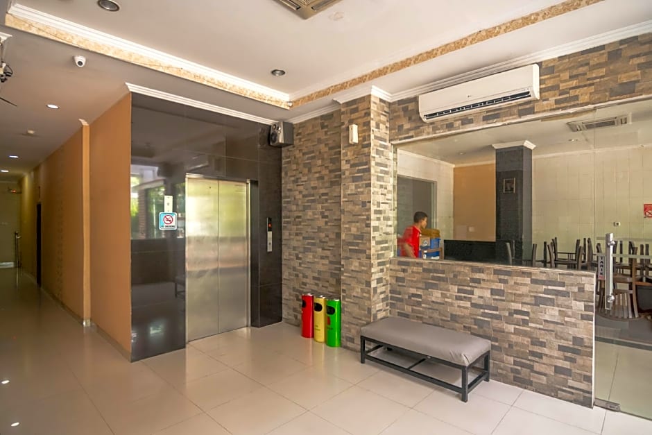 RedDoorz near RS Husada