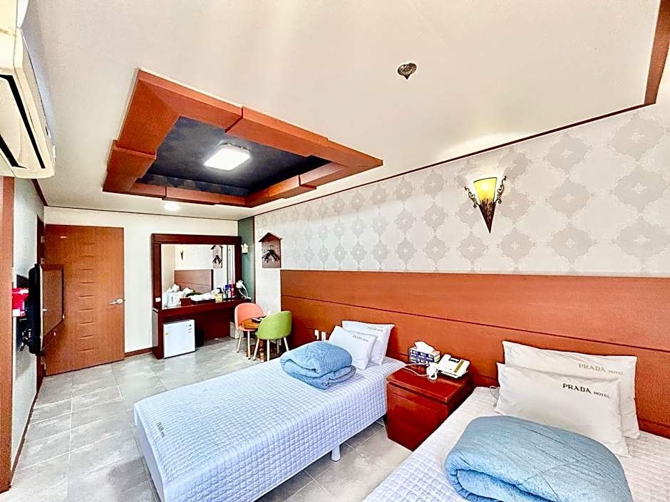 Prada motel