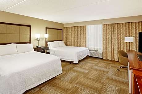 2 Queen Mobility Access Tub Studio Nosmok Microwave/fridge/hdtv/work Area Free Wi-fi/hot Breakfast I