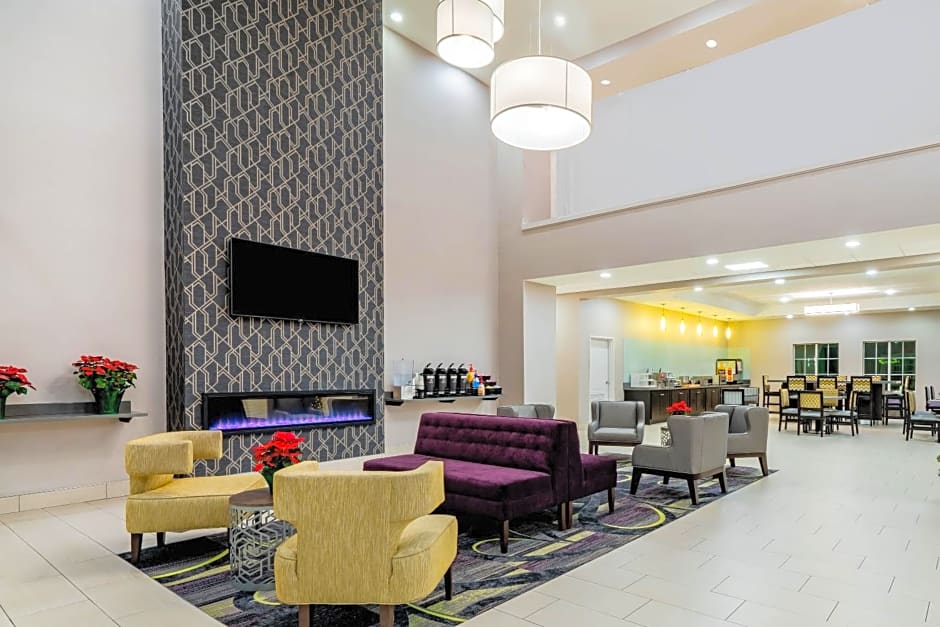 La Quinta Inn & Suites by Wyndham Dfw Airport West-Bedford
