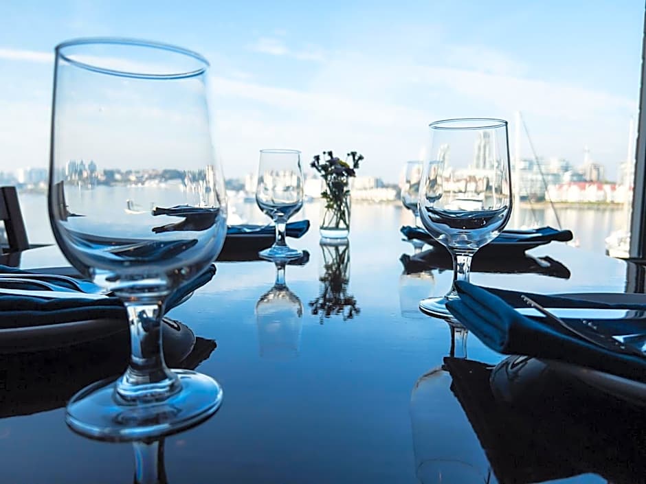 Coast Victoria Hotel & Marina by APA