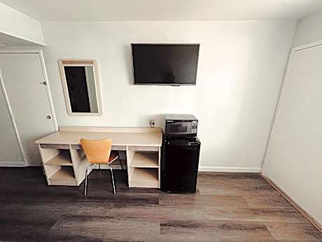 1 Queen Bed | ADA/RI Shower/Smoking