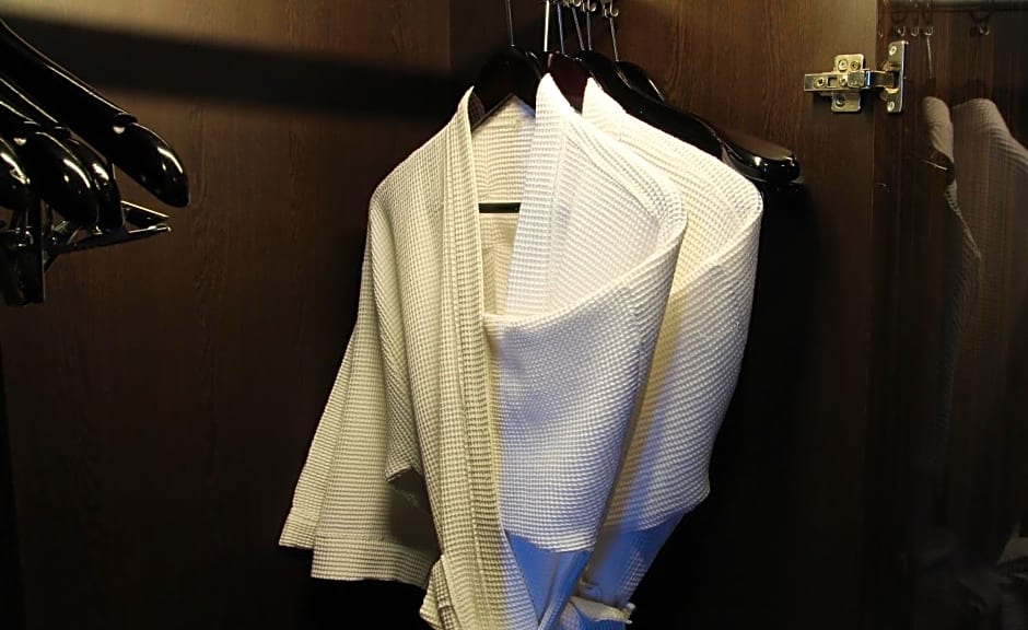 Aston Bellevue Radio Dalam