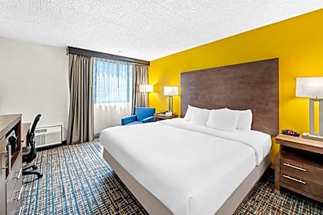 1 KING BEDNSMKJETTEDSEPSHRFLATSCMICRFGFULL BREAKFAST