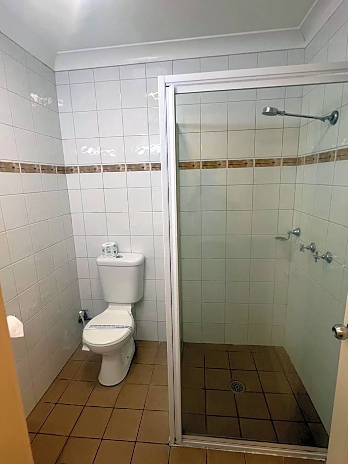 OVERLANDER MOTOR LODGE