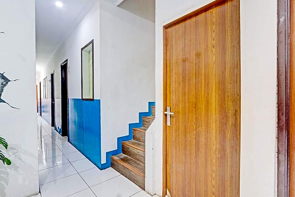 OYO 90426 Near Mall Ciputra 2