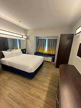 Queen Suite - Non-Smoking