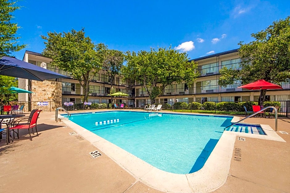 Econo Lodge Airport I-35 North