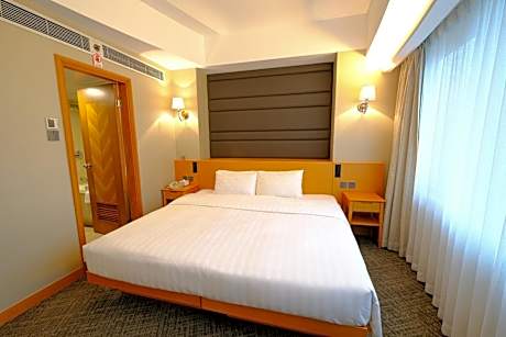 Grand Studio - King Bed with open area