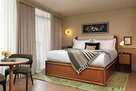 Montcalm King Suite with Sofa Bed
