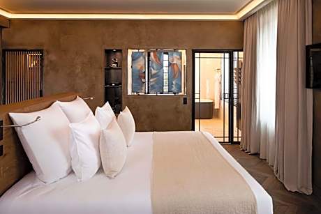 Junior Suite with steam shower and balneotherapy bathtub