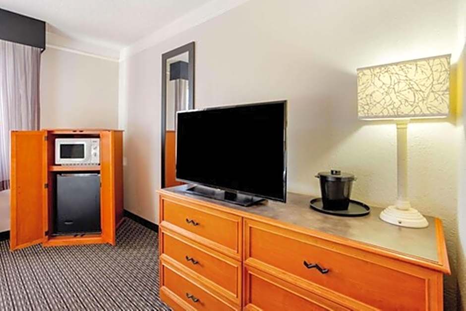 La Quinta Inn & Suites by Wyndham Champaign