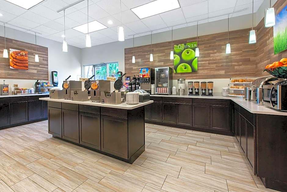La Quinta Inn & Suites by Wyndham Clearwater Central