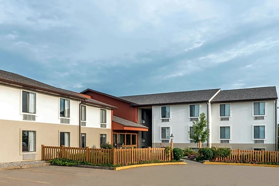 Super 8 by Wyndham Columbia Clark Lane