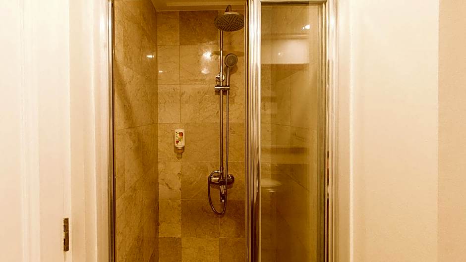 RedDoorz Premium @ The Residences Olympia Makati