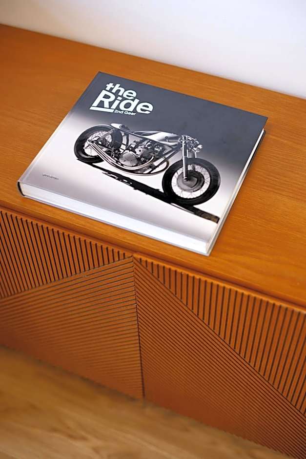 ELECTRIC Rooms & Suites