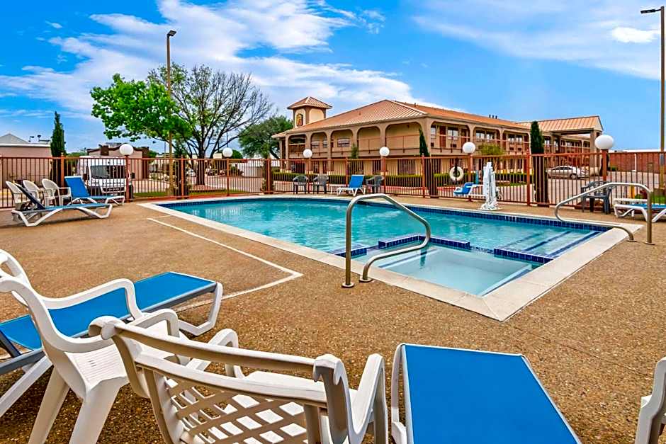 Super 8 by Wyndham Grand Prairie Southwest