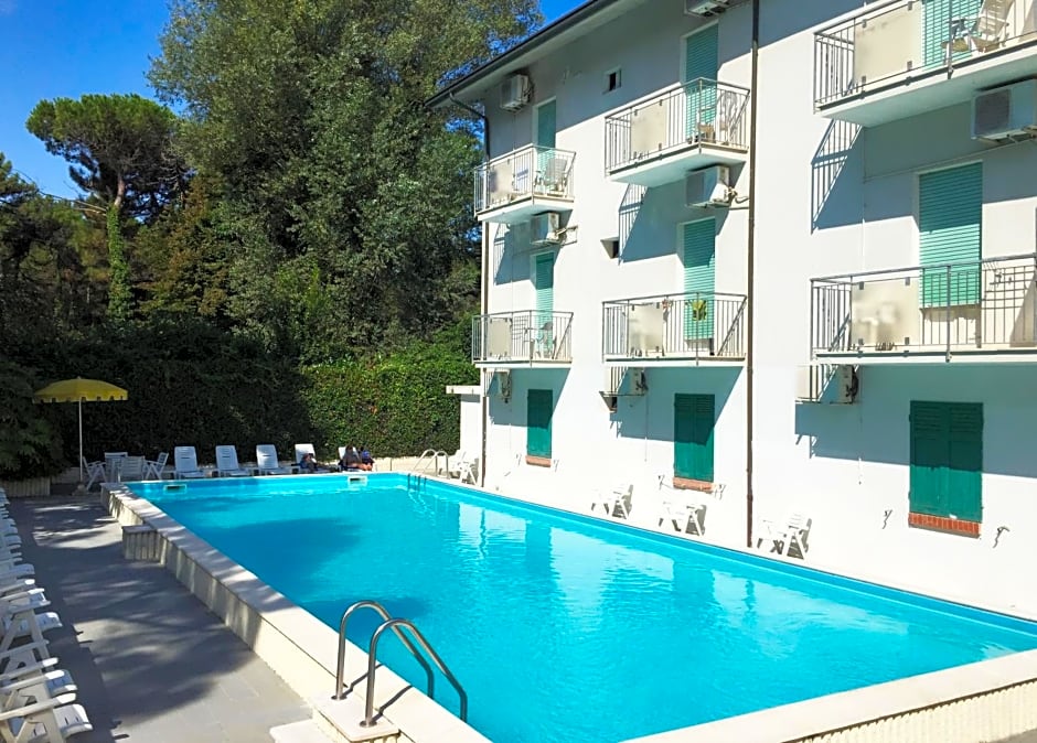 B&B Promenade Hotel Simple con Piscina