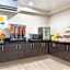 Days Inn & Suites by Wyndham Anaheim At Disneyland Park