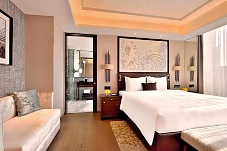 Deluxe Suite with Executive Lounge Access & Two way Airport Transfer