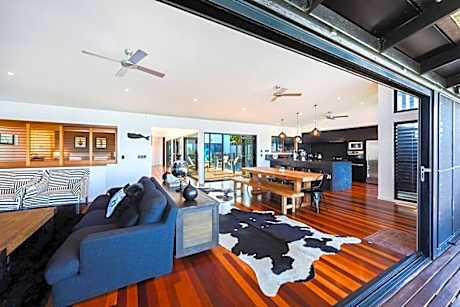 The Sandcastle - Pool ~ Beach at the end of Garden