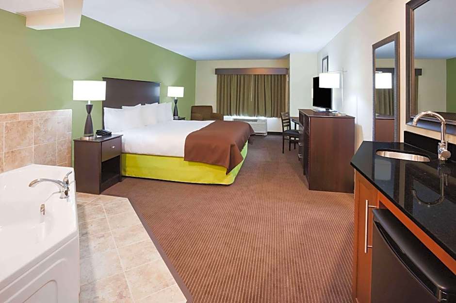 AmericInn by Wyndham DeWitt