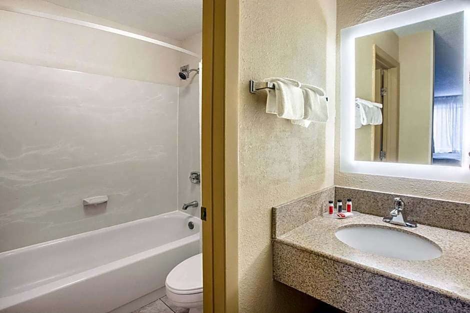 Howard Johnson by Wyndham Romulus Detroit Metro Airport