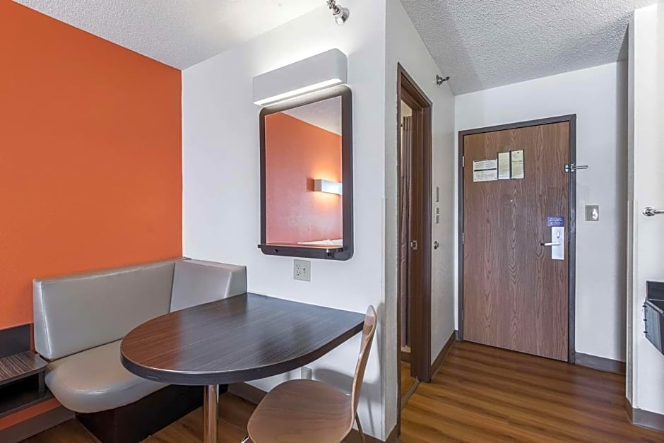 Motel 6 Omaha, NE