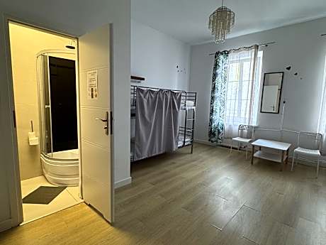Bed in 6-Bed Mixed Dormitory Room with Private Bathroom