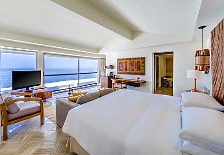 One-Bedroom King Suite with Plunge Pool