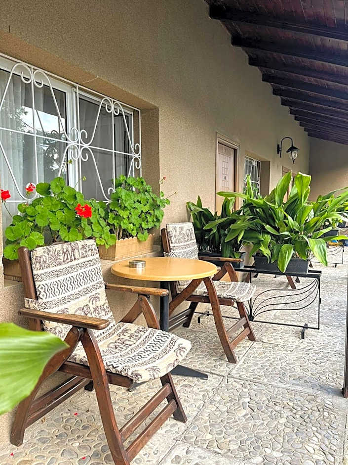 Lotus Family Hotel - Free Parking