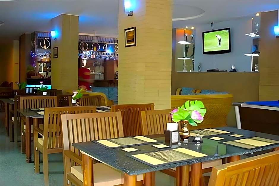 18 Coins Cafe & Hostel