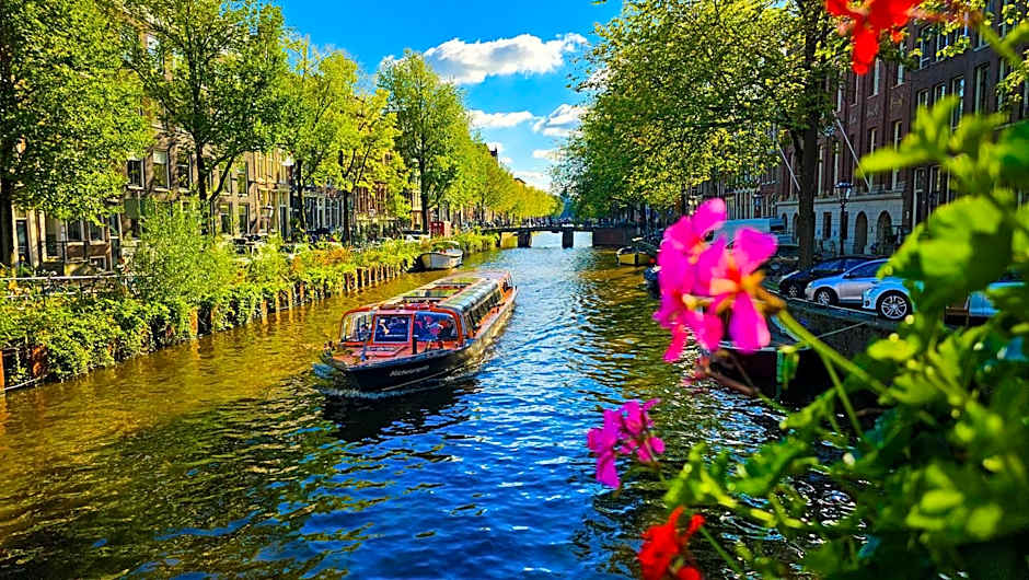 JoyJoyJoy the Black Beauty ecolicious studio in a canal house with French balcony with view on the canals