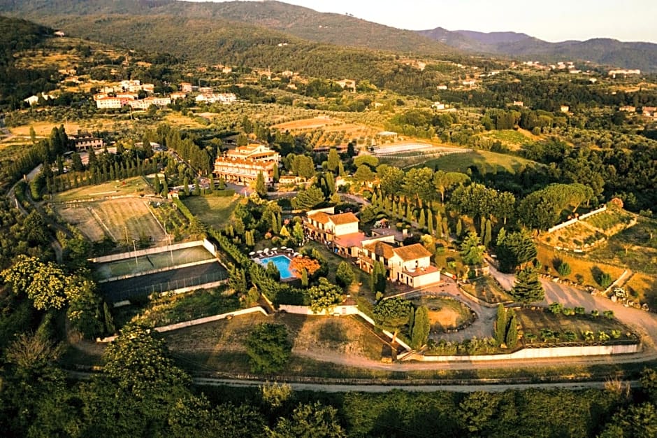 Hotel with swimming pool surrounded by greenery in San Donato Fronzano, rooms with air conditioning and breakfast included