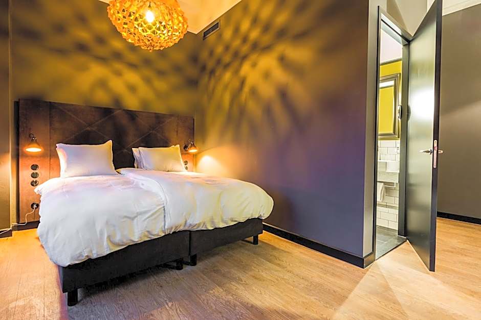 Post-Plaza Hotel & Grand Café