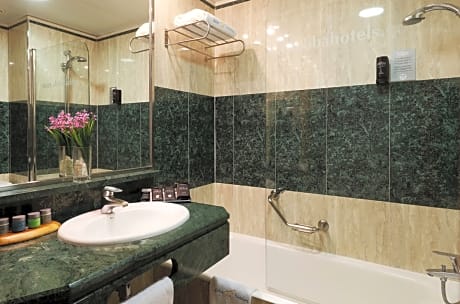 FAMILY ROOM (3 ADULTS)