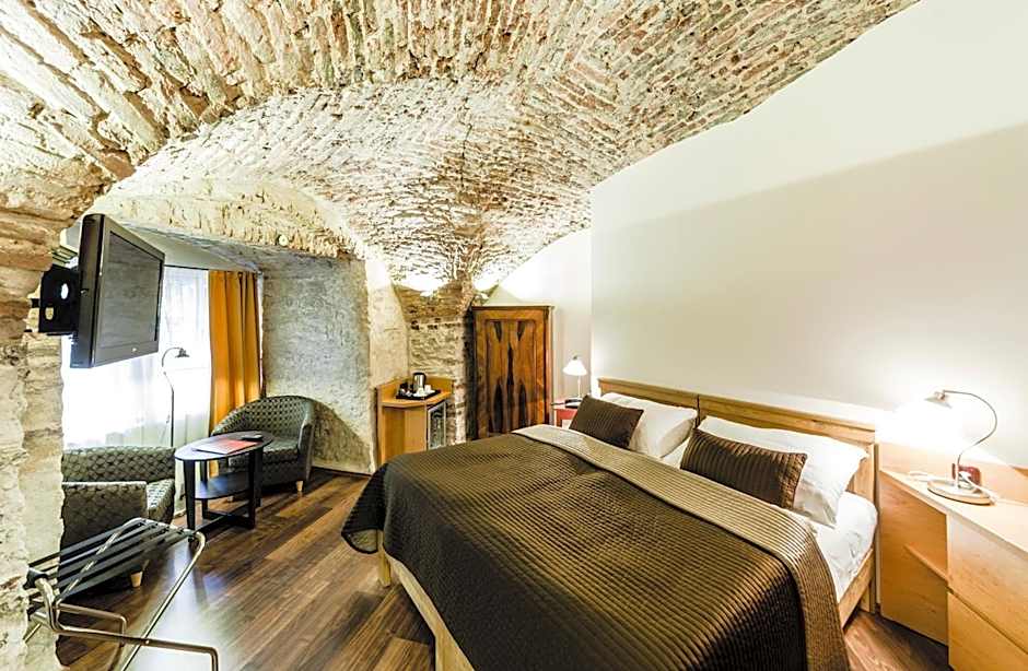 Archibald At The Charles Bridge