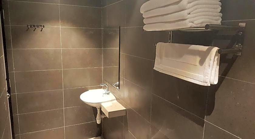 9 Square Hotel - Sri Kembangan