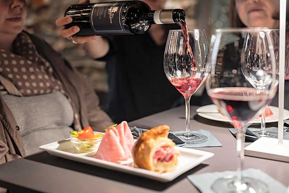 Uve Rooms & Wine Bar