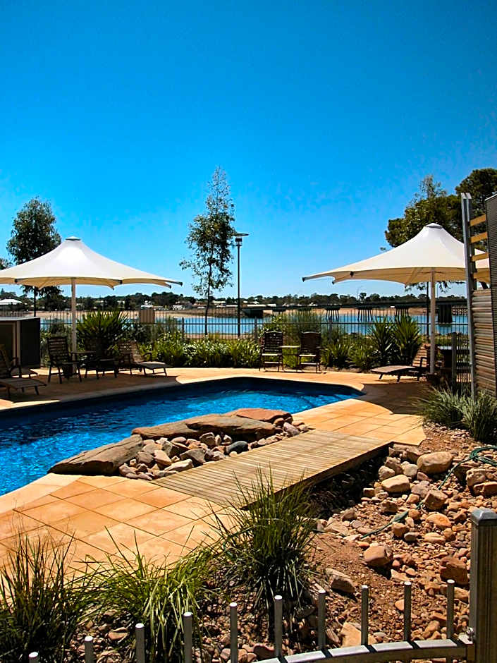 Majestic Oasis Apartments