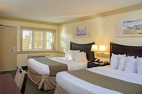 Efficiency with Two Queen Beds - Main Building & Pool View