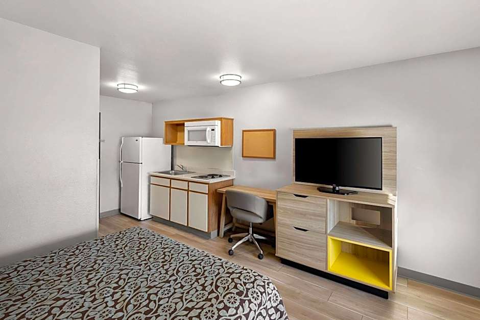 Days Inn & Suites by Wyndham Rochester South