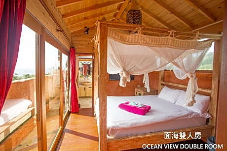 Two-Bedroom Suite with Ocean View and living room