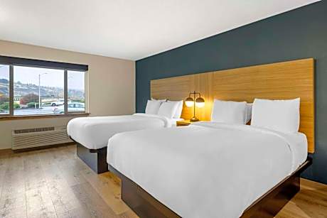 Quadruple Room with Two Queen Beds & Tub- Disability Access/Non Smoking